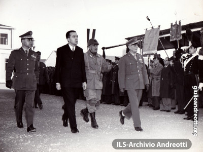 9 dicembre 1960. Cerimonia con il Ministro della Difesa Andreotti al Centro militare di paracadutismo di Pisa.