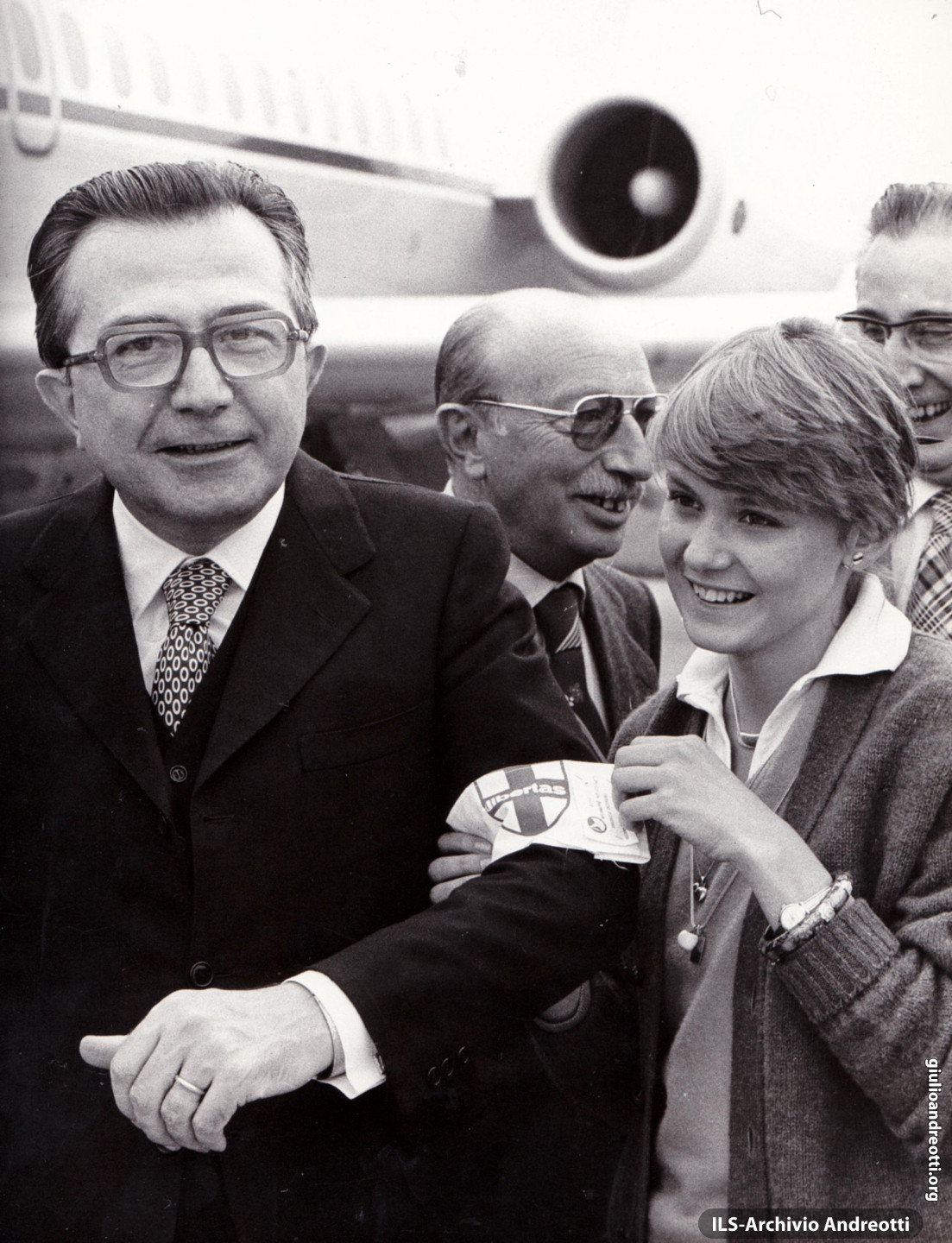 24 settembre 1977. Alla Festa dell’amicizia della DC a Palmanova, il saluto a Giulio Andreotti, presidente del Consiglio, da parte di una giovane militante.