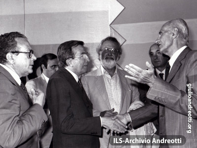 Festa dell’Amicizia della DC, Trento, Agosto 1981. Il saluto di Giulio Andreotti a Indro Montanelli dopo la registrazione del “Ping pong” del TG1.