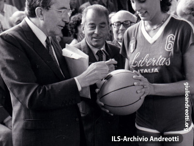Festa dell’Amicizia della DC, Trento, Agosto 1981. L’autografo di Andreotti sul pallone di basket di un’atleta della Libertas