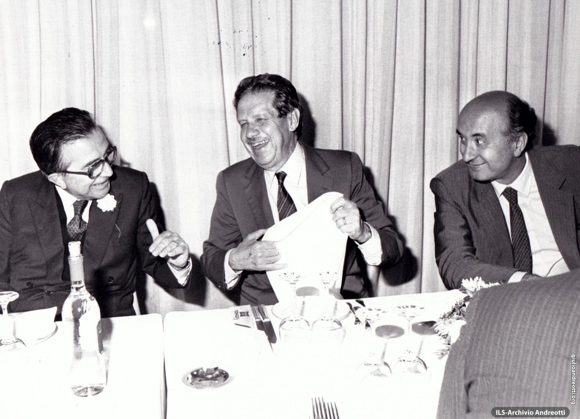Festa dell’Amicizia della DC, Fiuggi, 10-18 settembre 1983. Andreotti a tavola con Piccoli e De Mita. 