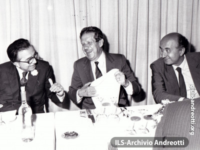 Festa dell’Amicizia della DC, Fiuggi, 10-18 settembre 1983. Andreotti a tavola con Piccoli e De Mita.