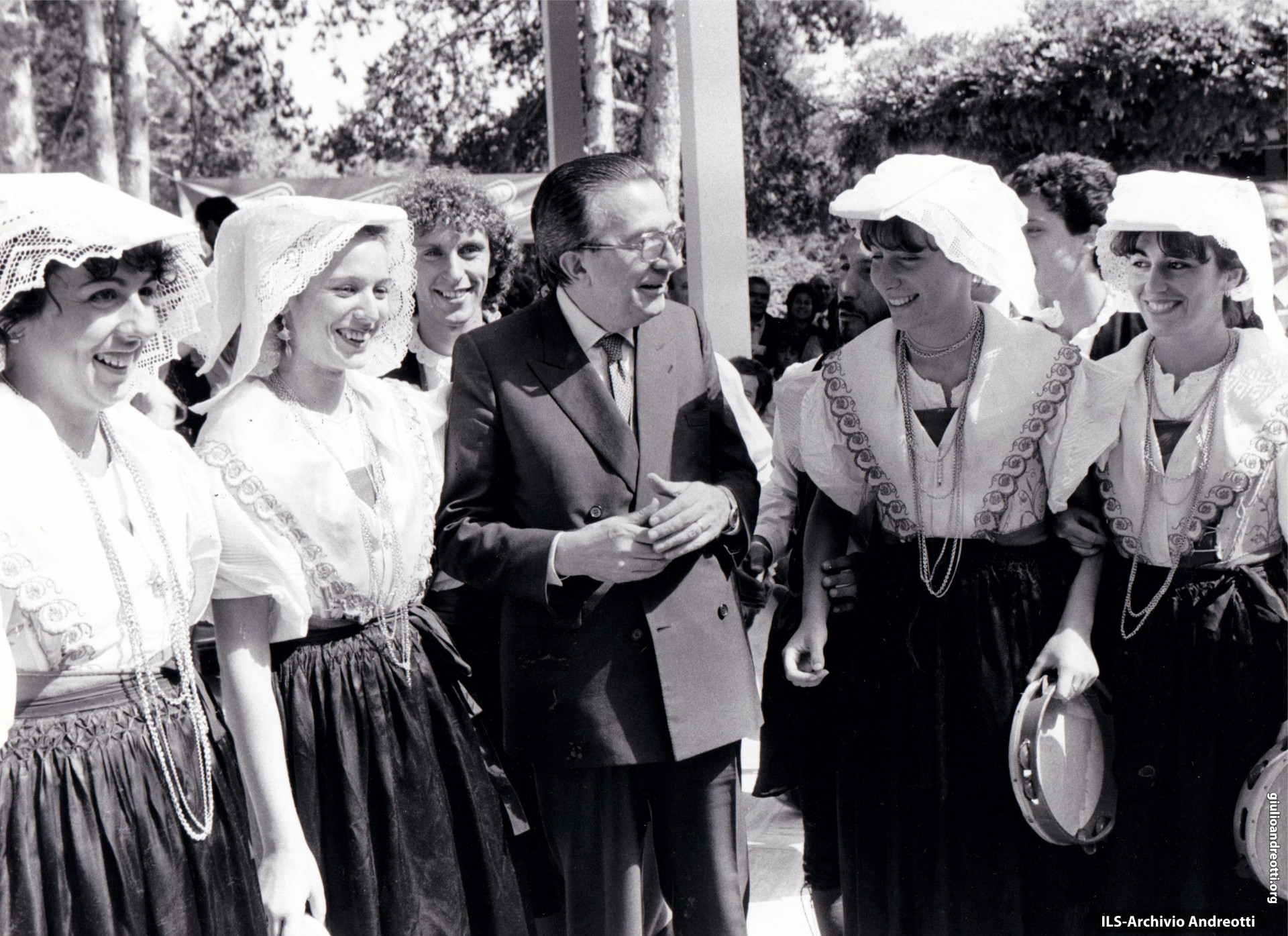 Festa dell’Amicizia della DC, Fiuggi, 10-18 settembre 1983. Andreotti con un gruppo di ragazze in costume ciociaro