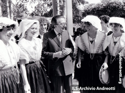 Festa dell’Amicizia della DC, Fiuggi, 10-18 settembre 1983. Andreotti con un gruppo di ragazze in costume ciociaro