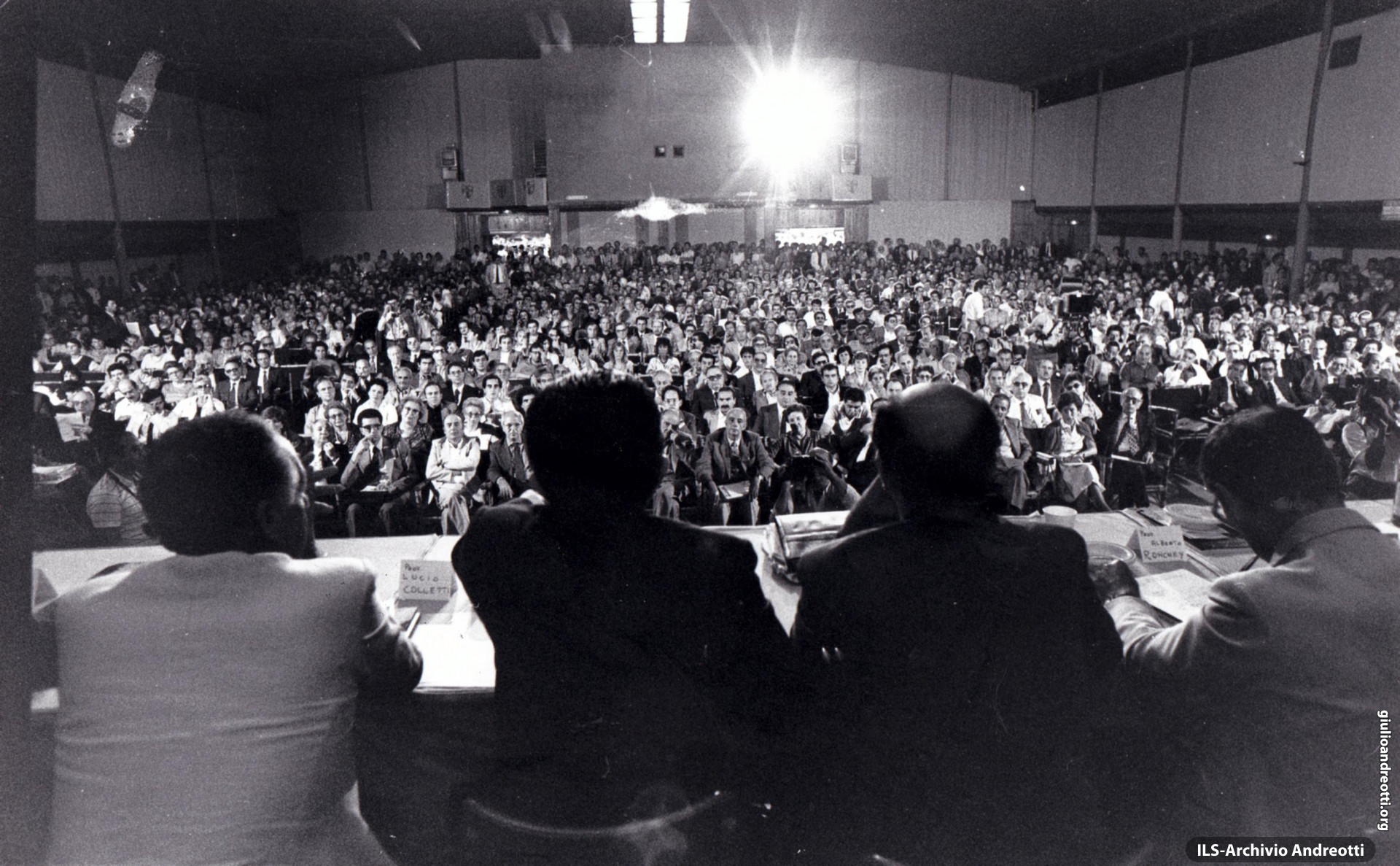 Festa dell’Amicizia della DC, Fiuggi, 10-18 settembre 1983. La sala dei convegni durante un intervento di Andreotti 
