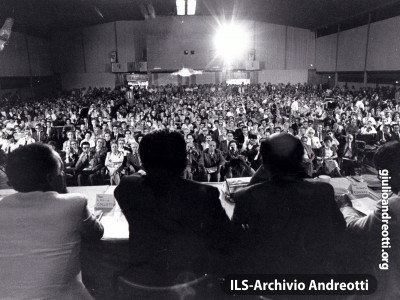 Festa dell’Amicizia della DC, Fiuggi, 10-18 settembre 1983. La sala dei convegni durante un intervento di Andreotti