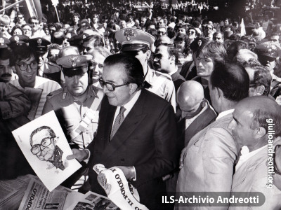 Festa dell’Amicizia della DC, Fiuggi, 10-18 settembre 1983. Andreotti divertito da una sua caricatura al banco della stampa di Partito.