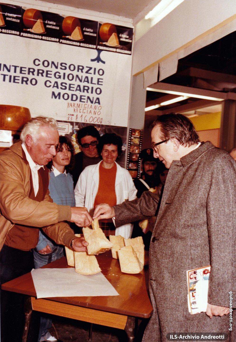 Festa dell’Amicizia della DC, Bari, aprile 1985. Degustazione di parmigiano reggiano allo stand dei produttori modenesi