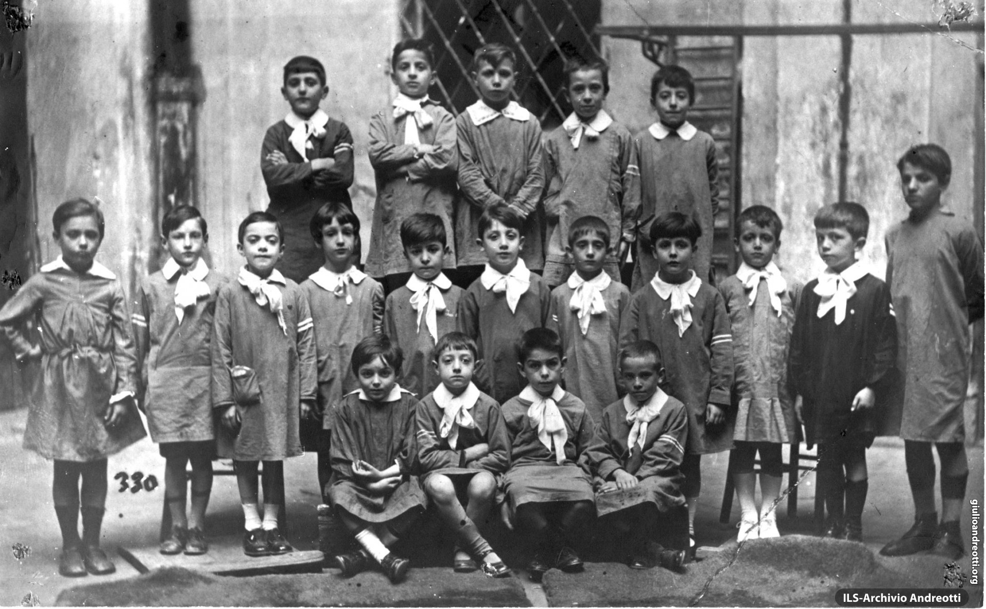 Giulio in III elementare. È il secondo da destra, nella seconda fila, nella foto scolastica della “Carlo Armellini” di Via della Maddalena. L’anno è il 1926.