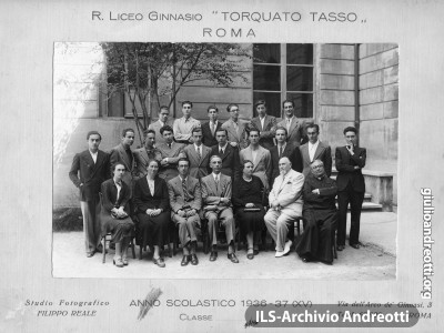 Foto di classe della III liceo del Torquato Tasso di Roma nell’anno scolastico 1936-37. Andreotti è al centro, in seconda fila.