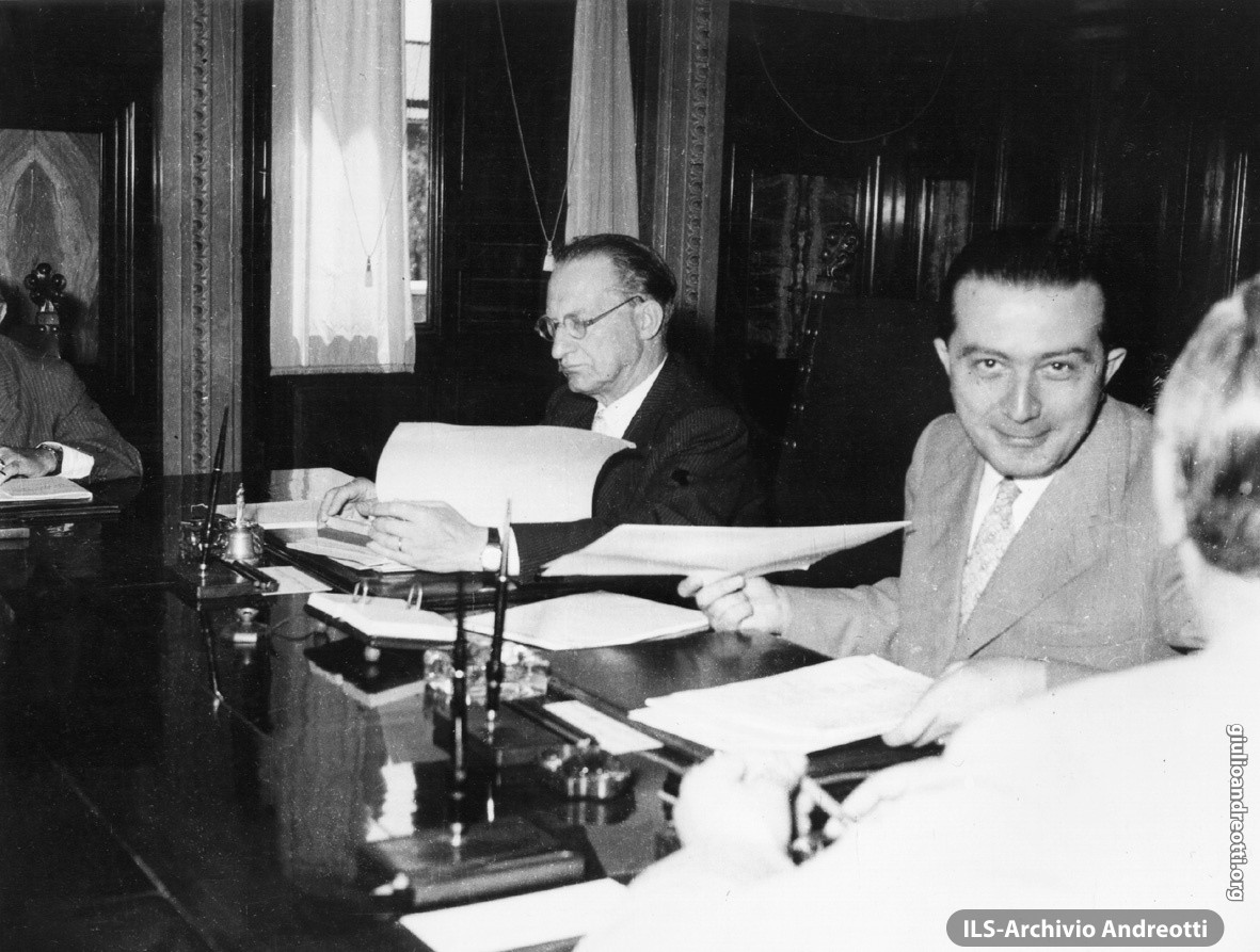 Andreotti accanto a De Gasperi al tavolo del Consiglio dei ministri.