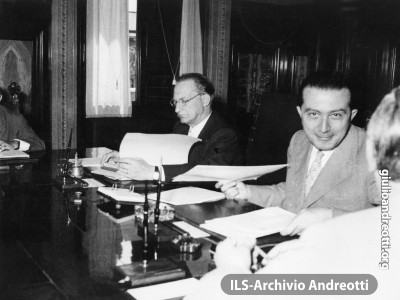 Andreotti accanto a De Gasperi al tavolo del Consiglio dei ministri.