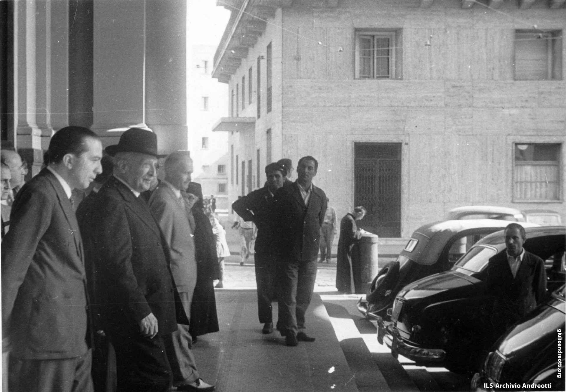 Andreotti accompagna l’ex presidente della Repubblica De Nicola in visita a Cassino in piena ricostruzione. Nella città ciociara De Nicola era molto popolare come avvocato. 