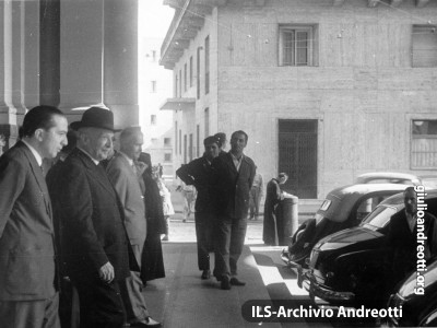 Andreotti accompagna l’ex presidente della Repubblica De Nicola in visita a Cassino in piena ricostruzione. Nella città ciociara De Nicola era molto popolare come avvocato.