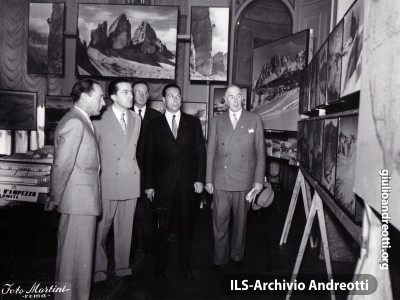 1956. Accompagnato dal Presidente del CONI Onesti, Andreotti visita la mostra dedicata allle Olimpiadi invernali di Cortina.