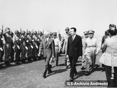 Accompagnato dal Ministro della Difesa Andreotti, il Presidente della Repubblica Segni passa in rassegna il picchetto d’onore il 31 luglio 1962. L’occasione è lo svolgimento della esercitazione militare Flora nella campagna di Montalto di Castro, presso