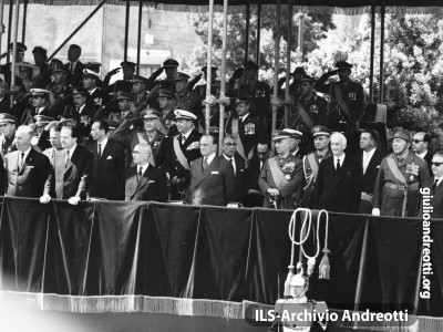 La tribuna delle autorità durante la parata militare del 2 giugno 1962 in via dei Fori Imperiali a Roma.