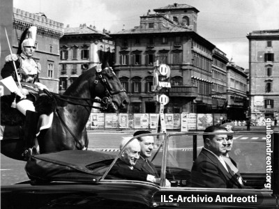 Il Presidente della Repubblica Segni, accompagnato dal Ministro della Difesa Andreotti, si reca ad assistere alla parata militare del 2 giugno in via dei fori Imperiali a Roma. E’ il 1962.