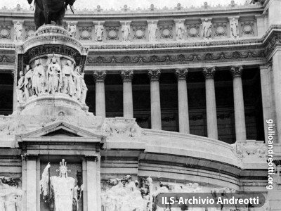 14 maggio 1962. Il Ministro della Difesa Andreotti accompagna il neo-Presidente della Repubblica Segni che rende omaggio al Milite Ignoto