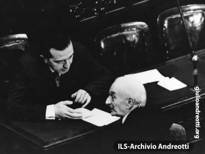 Antonio Segni con Giulio Andreotti nell’aula di Montecitorio il giorno della sua elezione a Presidente della Repubblica: il 6 maggio 1962.