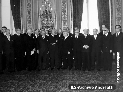 22 febbraio 1962. Foto ufficiale del governo Fanfani IV. Andreotti compare alla estrema sinistra.
