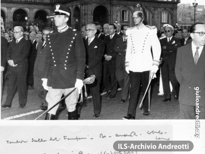 2 ottobre 1959. Si svolgono a Napoli i funerali del Capo provvisorio dello Stato Enrico De Nicola. Andreotti annota i nomi dei presenti nel corteo funebre.