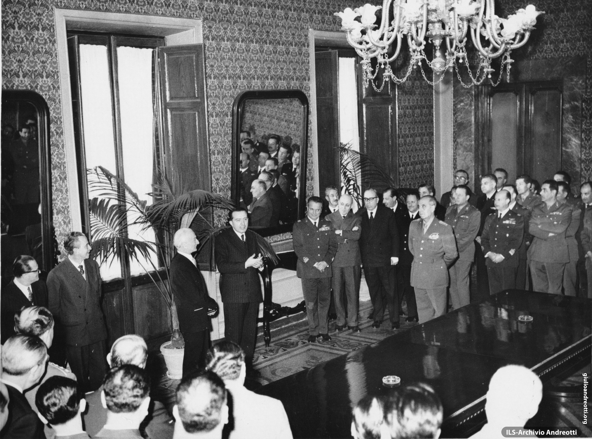 20 febbraio 1959. Al ministero della Difesa, passaggio di consegne fra Antonio Segni e Giulio Andreotti.