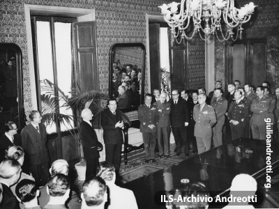 20 febbraio 1959. Al ministero della Difesa, passaggio di consegne fra Antonio Segni e Giulio Andreotti.