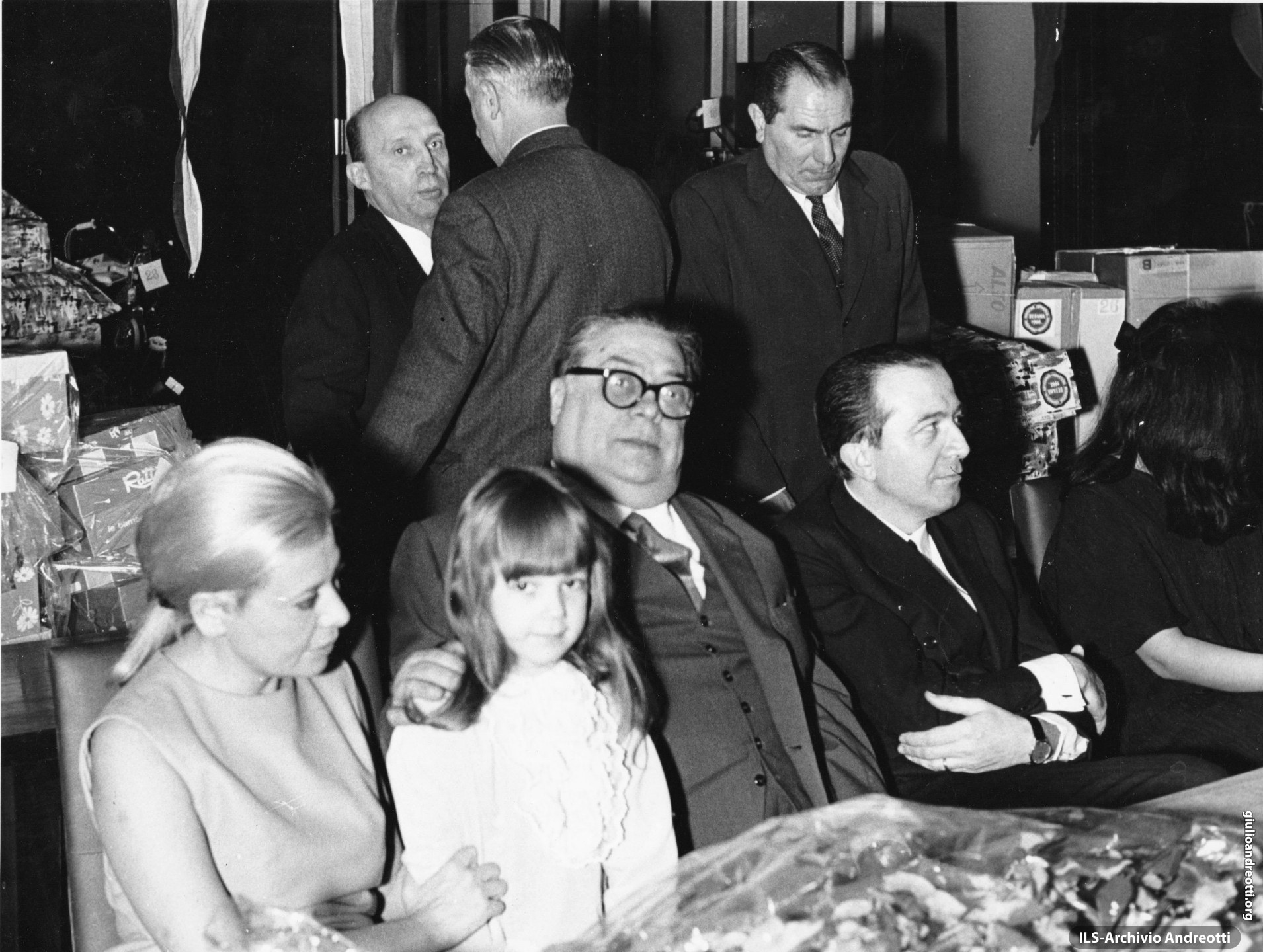 24 dicembre 1967. Al Ministero dell’Industria, Befana per i dipendenti. Alla festa, ndreotti è accanto ad Aldo Fabrizi.
