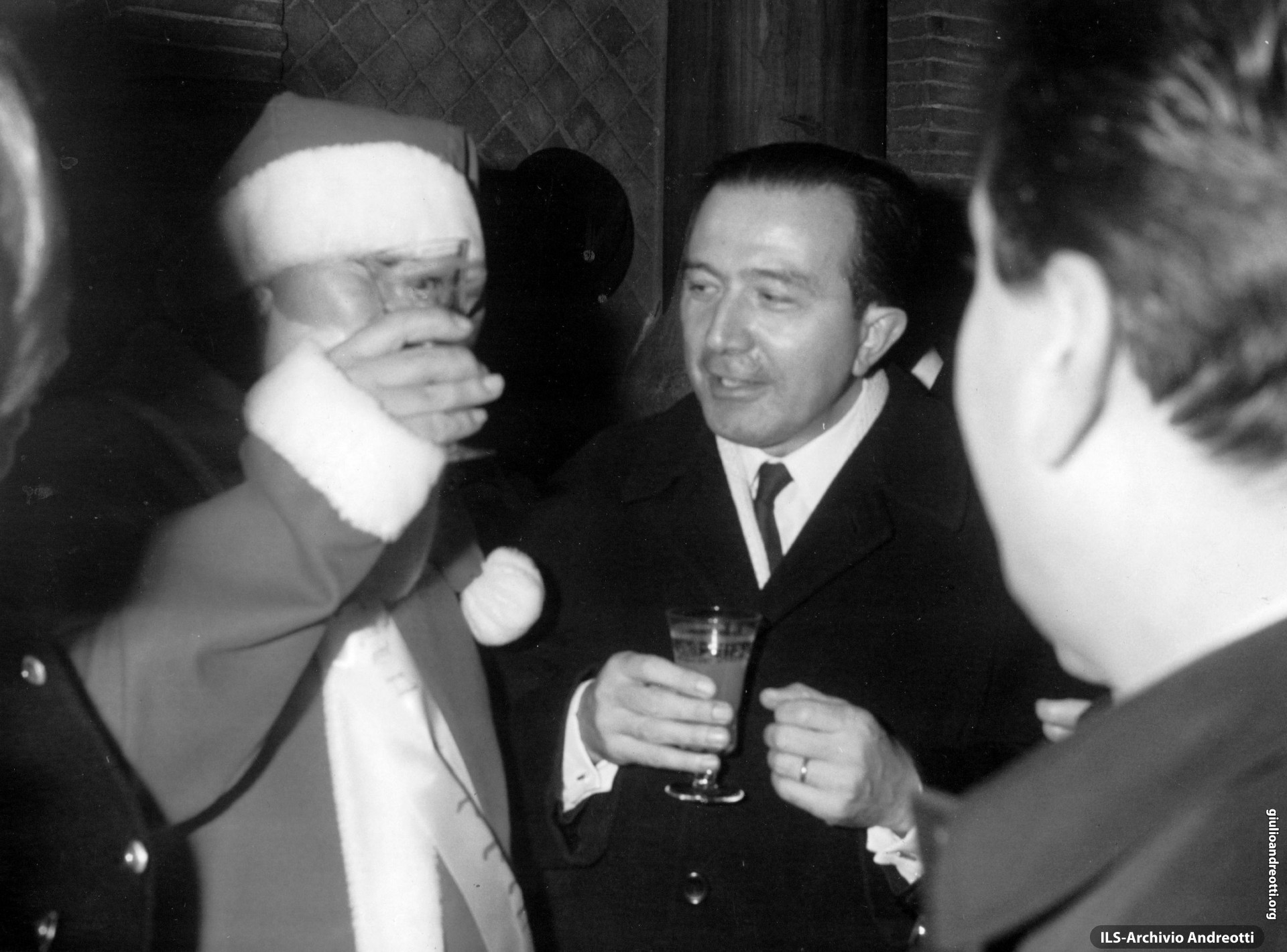 Dicembre 1967. Brindisi con Babbo Natale alla inaugurazione degli addobbi di Via Frattina