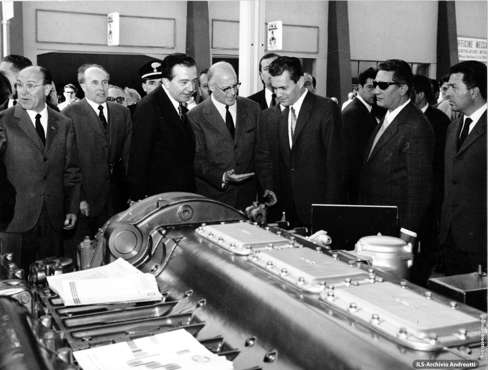 Aprile 1966. Andreotti, Ministro dell’Industria, Commercio e Artigianato, in visita alla Fiera di Milano.