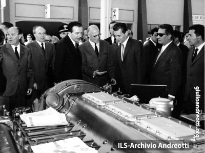 Aprile 1966. Andreotti, Ministro dell’Industria, Commercio e Artigianato, in visita alla Fiera di Milano.