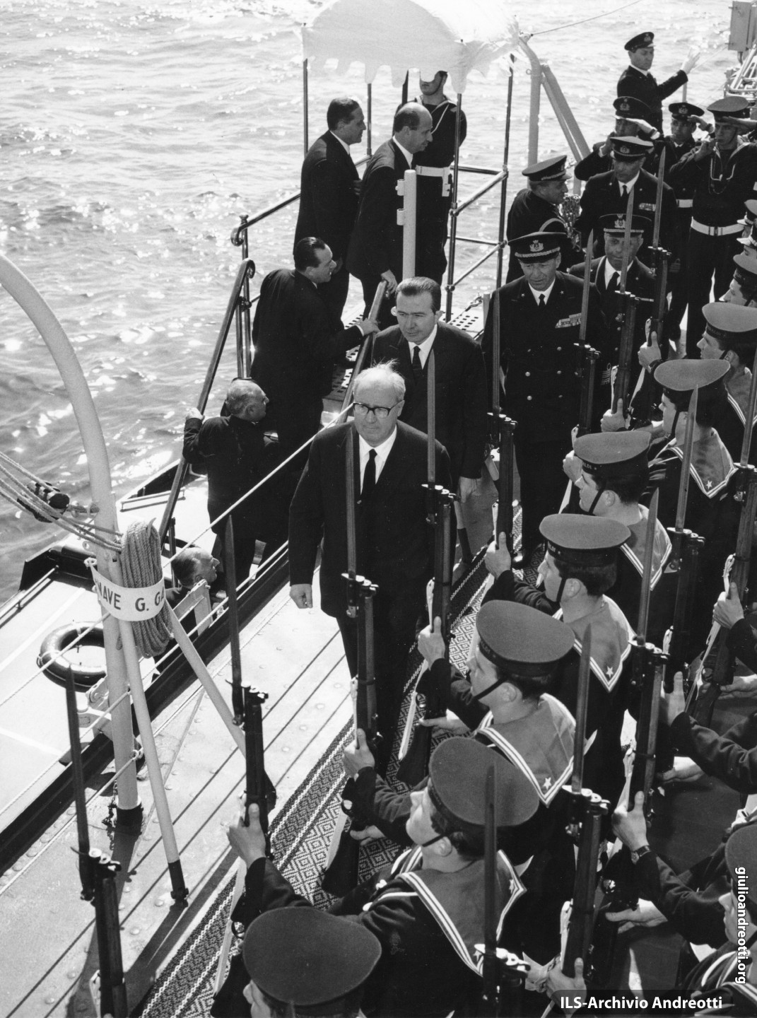 4 aprile 1965. Il Presidente della Repubblica Saragat e il Ministro della Difesa Andreotti a bordo dell’incrociatore Garibaldi nelle acque al largo di Gaeta.