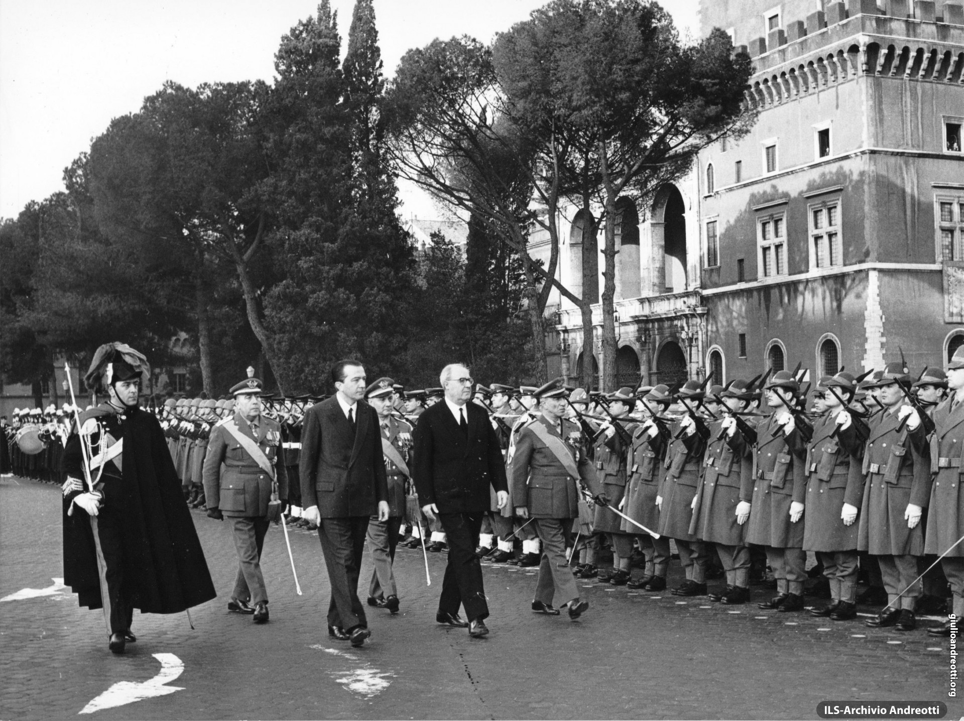 Piazza Venezia, 30 dicembre 1964. Il Ministro della Difesa Andreotti accompagna il Presidente della Repubblica, Saragat, durante la cerimonia di omaggio al Milite Ignoto.