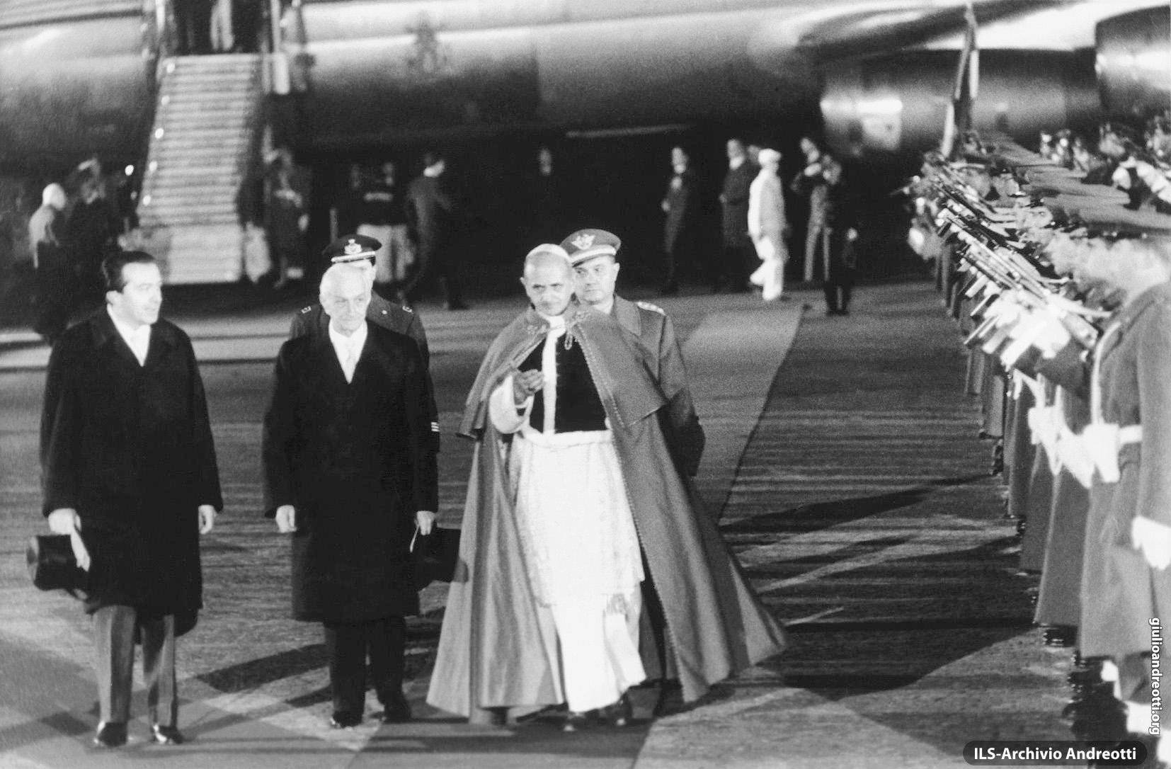 6 gennaio 1964. Giulio Andreotti accoglie insieme al Presidente della Repubblica Antonio Segni, il Papa Paolo VI di ritorno dal pellegrinaggio in Terra Santa (foto Osservatore Romano)