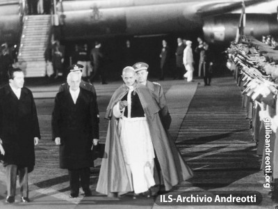 6 gennaio 1964. Giulio Andreotti accoglie insieme al Presidente della Repubblica Antonio Segni, il Papa Paolo VI di ritorno dal pellegrinaggio in Terra Santa.