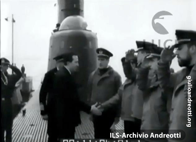 Novembre 1963. Giulio Andreotti, ministro della Difesa, a bordo del sommergibile Torricelli in occasione delle manovre manavli svoltesi al largo di La Spezia.