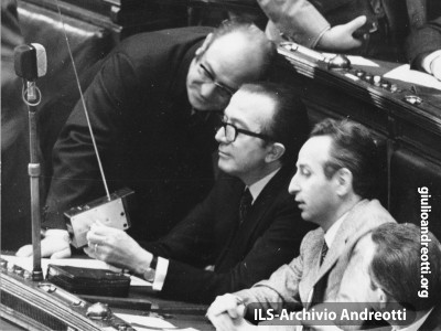 9 dicembre 1971. Al suo banco di Capogruppo della Democrazia Cristiana alla Camera, Andreotti segue su un piccolo apparecchio tv lo scrutinio dei voti della elezione del Presidente della Repubblica.