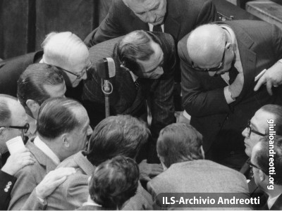 9 dicembre 1971. Nell’aula di Montecitorio i deputati democristiani si affollano intorno al capogruppo Andreotti per la votazione che proclamerà Giovanni Leone Presidente della Repubblica.