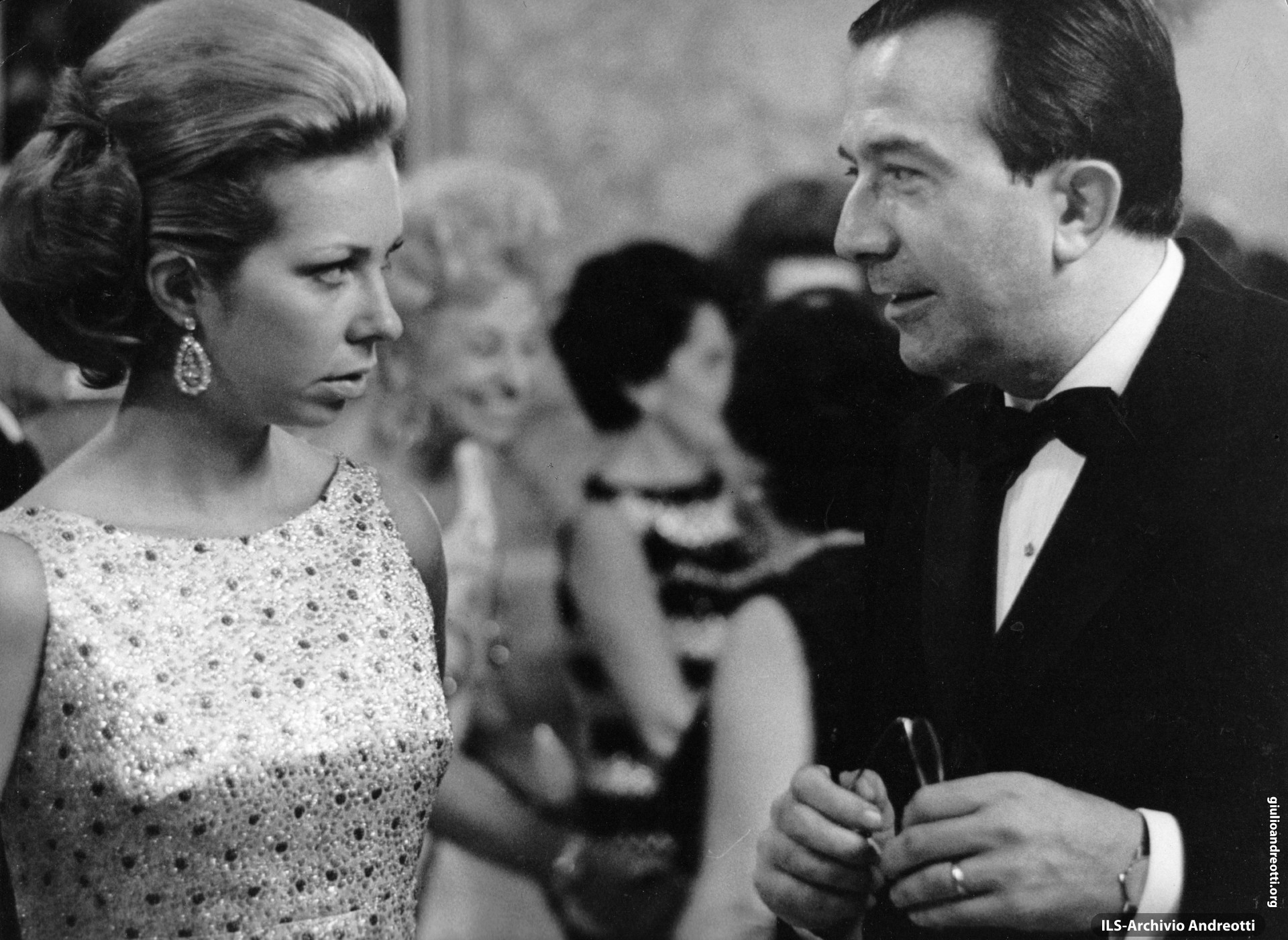 30 settembre 1968. Serata di gala a Napoli per la conclusione delle Giornate del Cinema di Sorrento. Andreotti a colloquio con la principessa Cristina di Svezia.