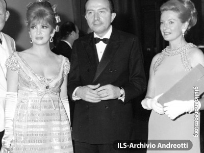 Andreotti con Gina Lollobrigida e Deborah Kerr il 30 settembre 1968, serata conclusiva delle Giornate del Cinema di Sorrento