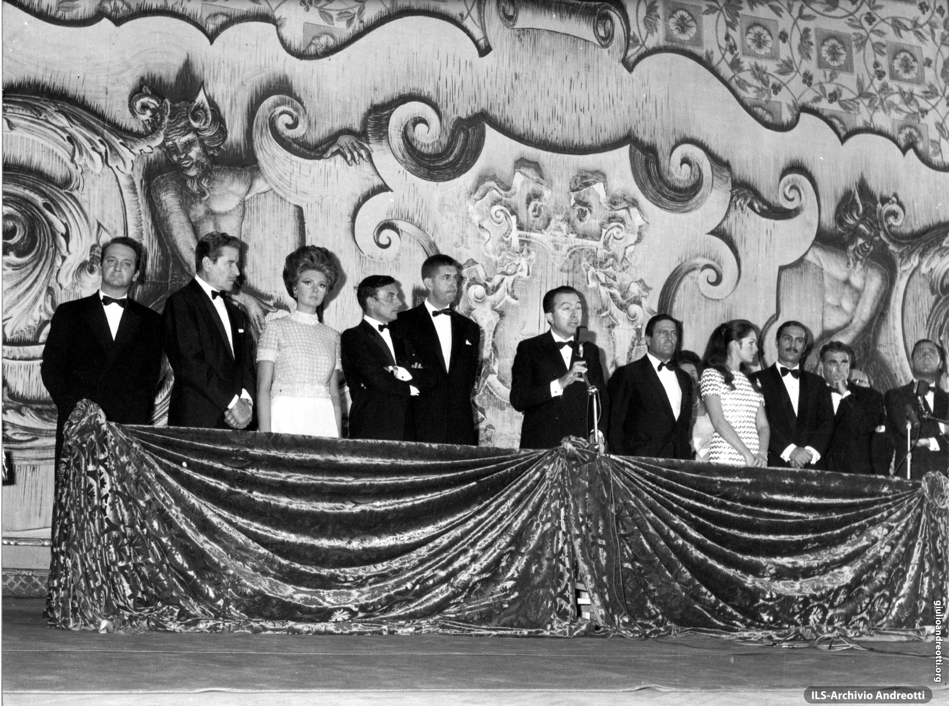 Affiancato da grandi protagonisti del cinema italiano, Andreotti parla dal palco reale del Teatro San Carlo di Napoli alla conclusione delle Giornate del Cinema di Sorrento. E’ il 30 settembre 1968.