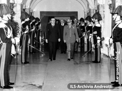 Visita del Ministro della Difesa Andreotti alla Scuola di applicazione dei Carabinieri. Roma, 15 novembre 1974