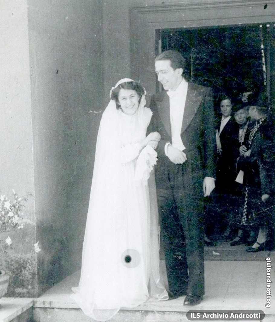 16 aprile 1945. Giulio e Livia sposi nella chiesa delle catacombe di Priscilla sulla via Salaria a Roma. 