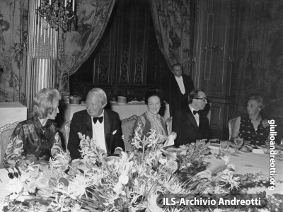 Cena di gala al vertice europeo di Parigi (19-22 ottobre 1972). Con Andreotti, il premier britannico Heath