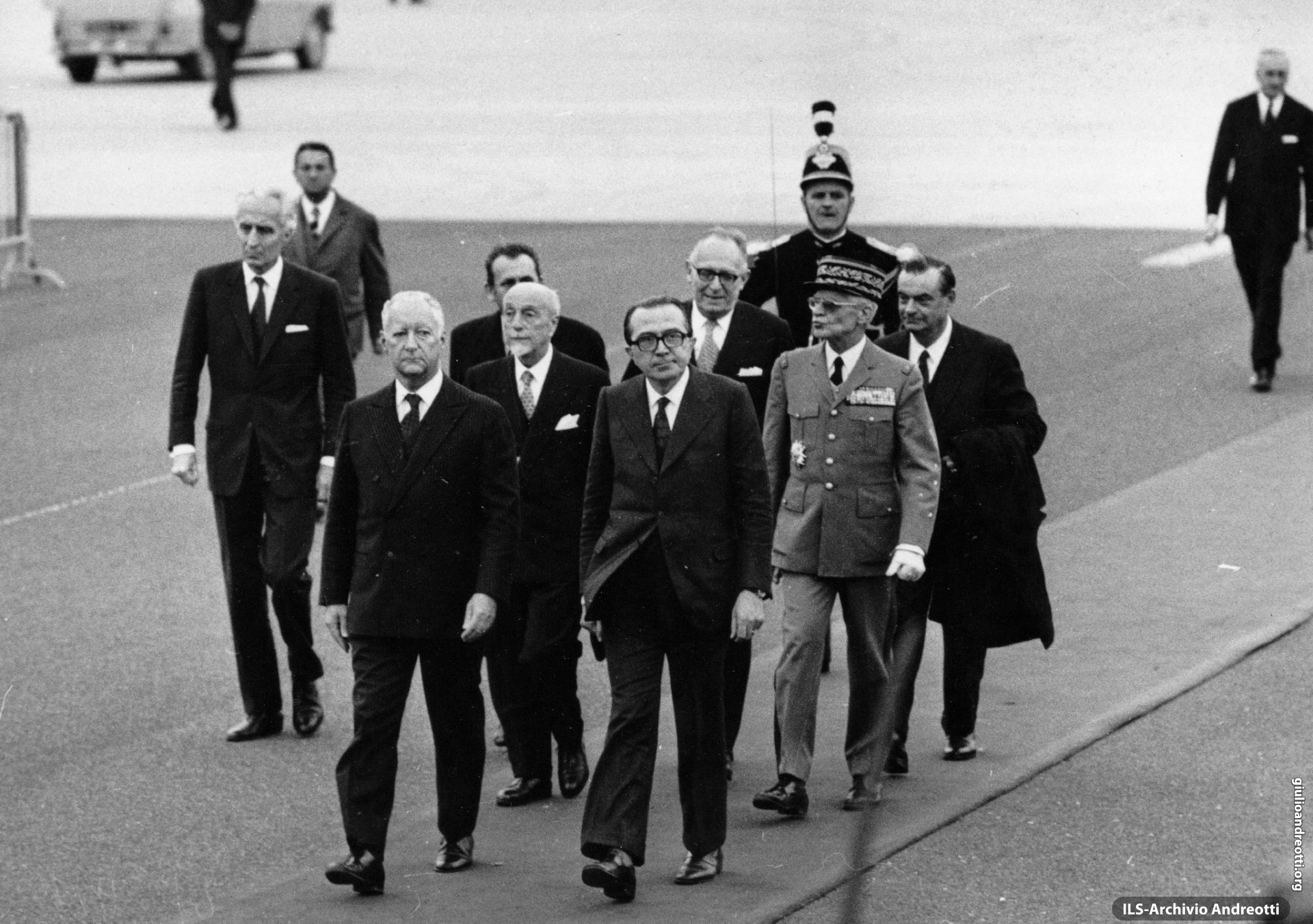 Ottobre 1972. Il Presidente del Consiglio Andreotti a Parigi per partecipare al Consiglio europeo, il primo con nove Paesi partecipanti. Con lui, il Ministro degli Esteri Giuseppe Medici e il Ministro del Tesoro Giovanni Malagodi.