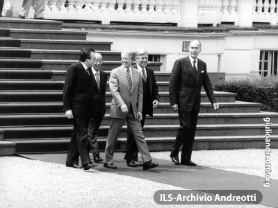 G7 di Bonn nei giorni 16-17 luglio 1978. Andreotti a passeggio in una pausa dei lavori con il primo ministro giapponese Fukuda, il presidente americano Carter, il cancelliere tedesco Schmidt e il presidente francese Giscard d’Estaing.