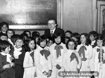 Gita scolastica a Palazzo Chigi. Il Presidente del Consiglio Andreotti con una scolaresca di Valmontone, cittadina dei dintorni di Roma. E’ il 30 marzo 1977