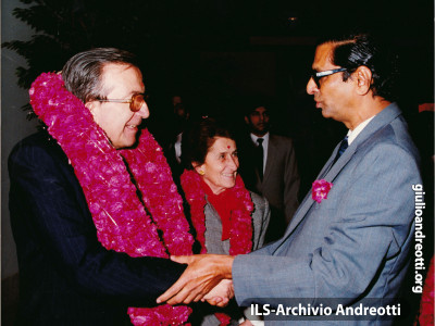 1987. Calorose accoglienze per Giulio Andreotti, Ministro degli Esteri, e per la moglie Livia nel corso del viaggio ufficiale in India.