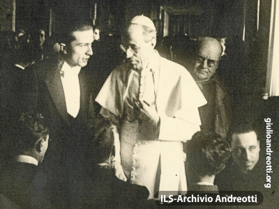 1942. Giulio Andreotti con Pio XII da Presidente della Fuci.